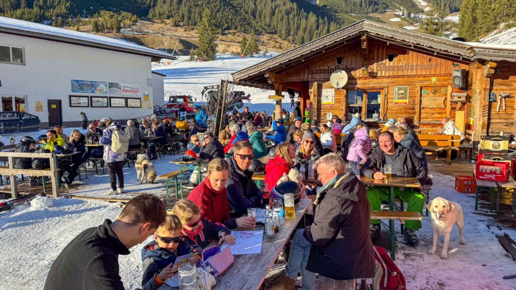 Groepsfoto op het terras bij de Kaminstube in Berwang na het skiën