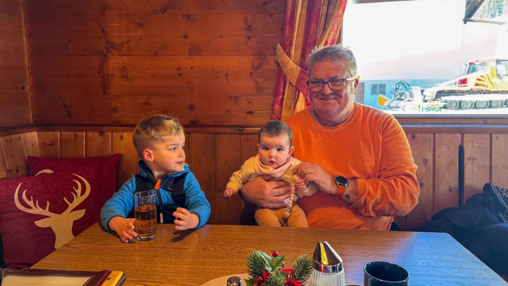 De jongste kinderen binnen bij de Kaminstube in Berwang