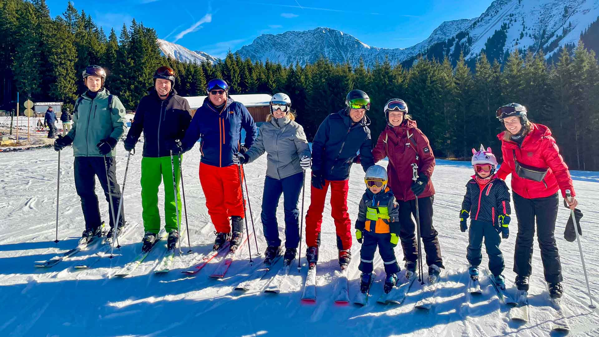 Groepsfoto op de piste in Berwang tijdens onze wintersport met vrienden