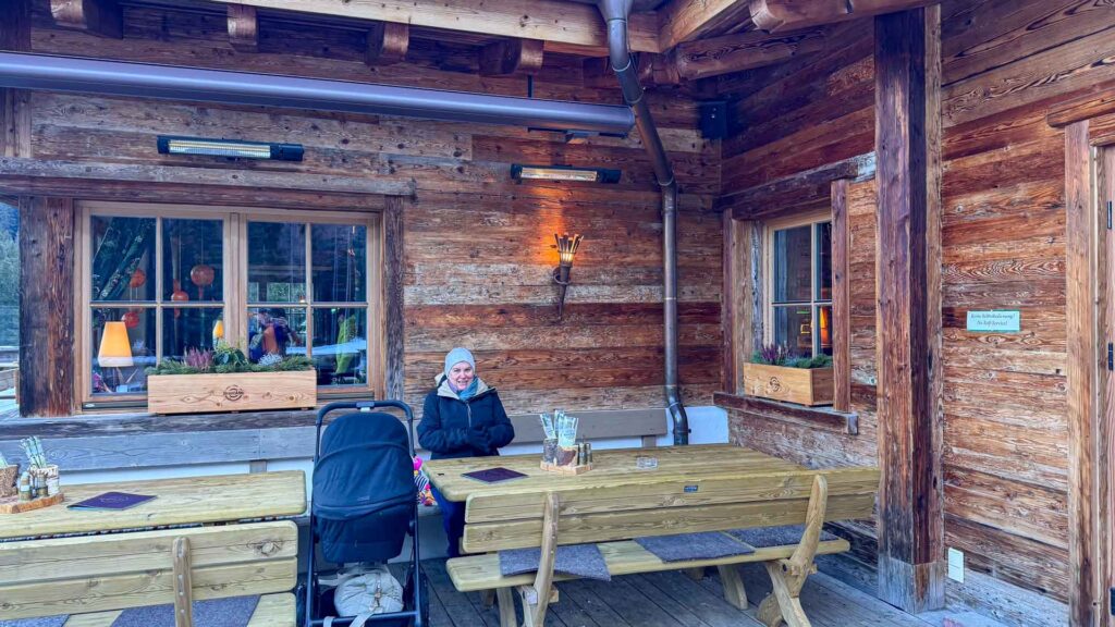 Veerle op het terras bij de Brent Alm in Ehrwald