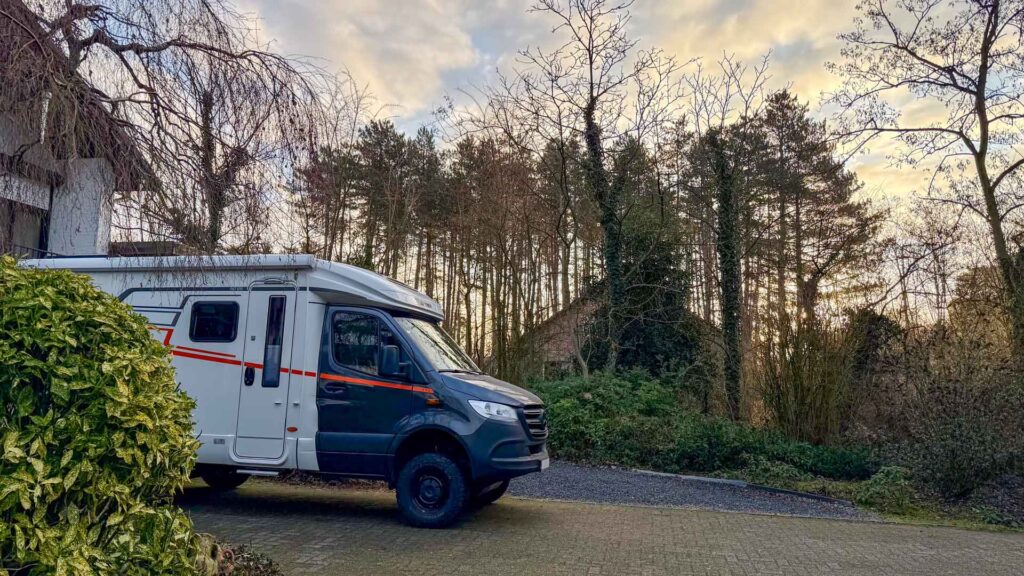 Onze camper klaar voor vertrek op de oprit in Lommel