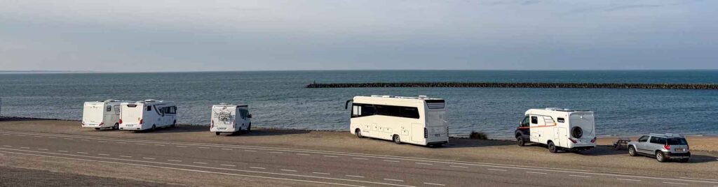 Camperplek op de Brouwersdam met meerdere campers naast elkaar