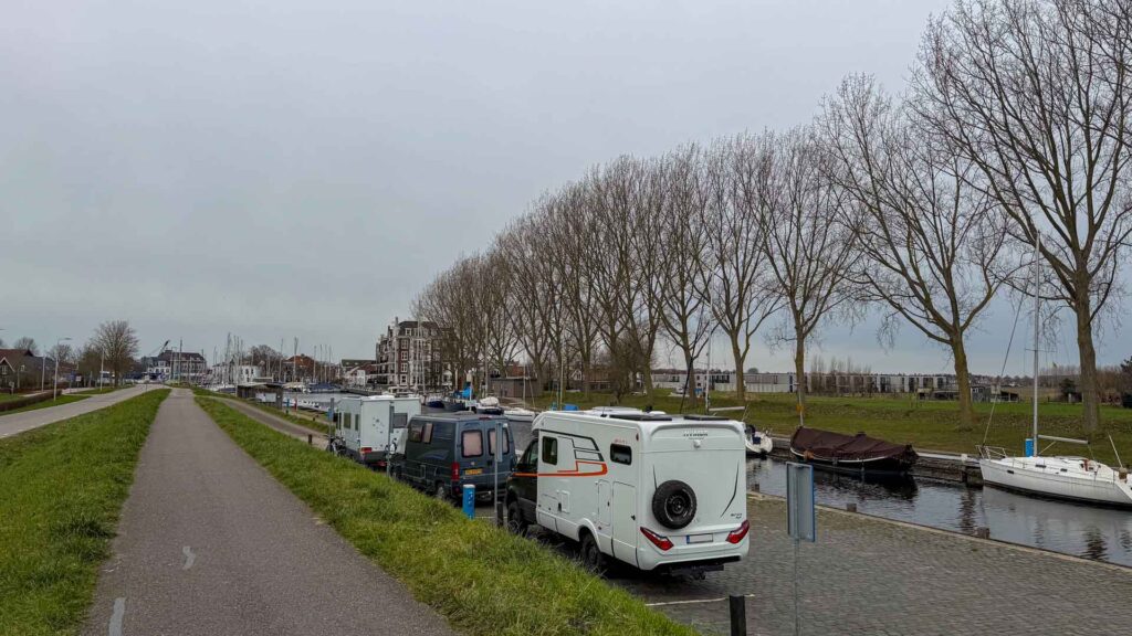 Overzicht van de camperplaats bij de haven van Middelharnis met zicht op het water