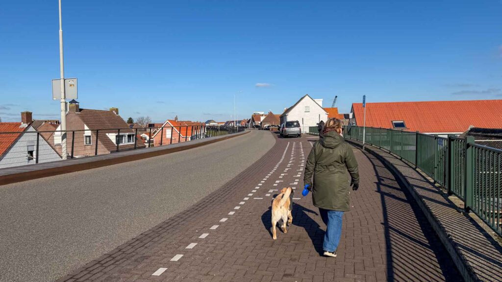 Jeannette en Stella wandelend langs de oesterwinkels en restaurants in Yerseke