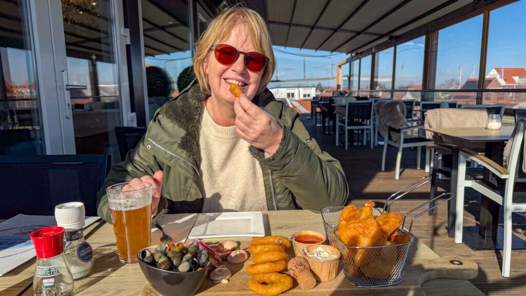 Jeannette geniet van een borrelplank met visgerechten bij Bubbels & Oesters in Yerseke