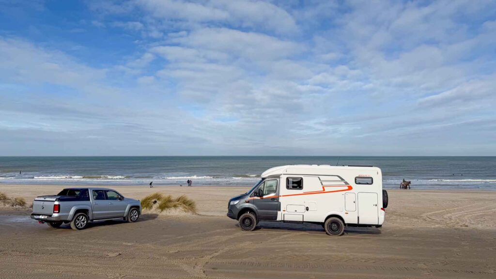 Onze Hymer ML-T camper op het strand bij Domburg