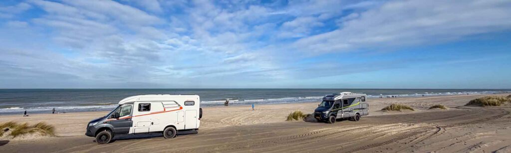 Twee Hymer ML-T campers op het strand bij Domburg