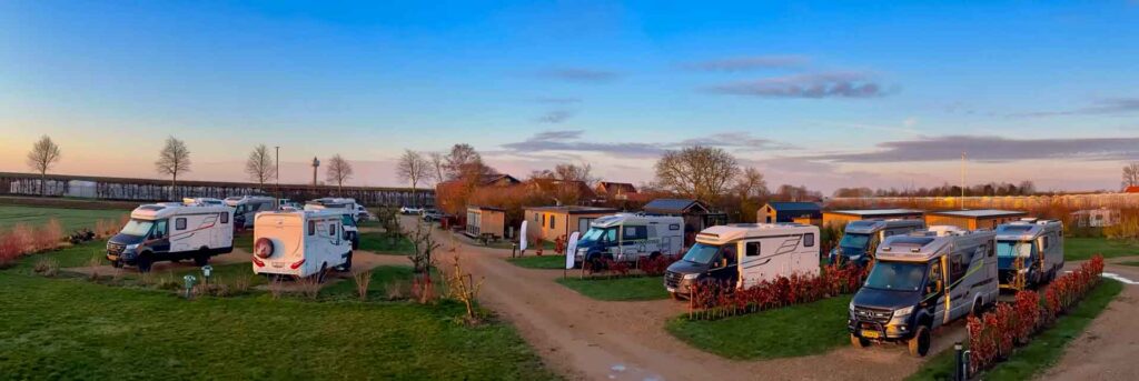 Panorama van de campers op Camping Zeeuws Genieten in Waarde in het ochtendlicht
