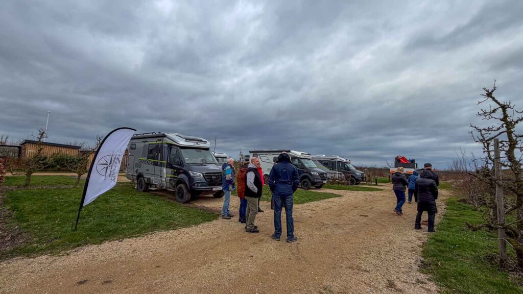 Eerste kennismaking tussen de deelnemers bij de campers op Camping Zeeuws Genieten in Waarde