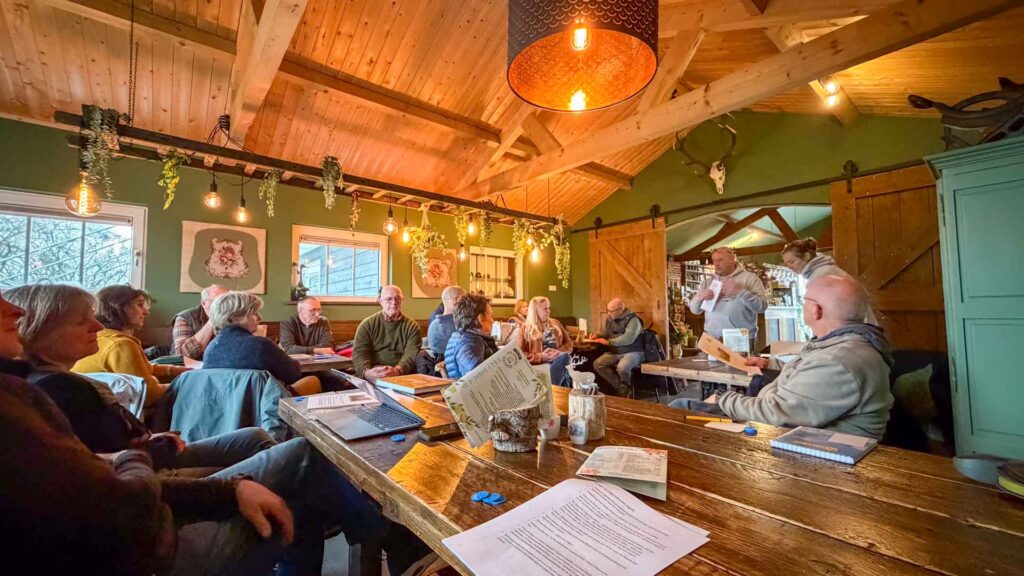 Groepsbriefing voor de Marokko camperreis in het restaurant van Camping Zeeuws Genieten in Waarde