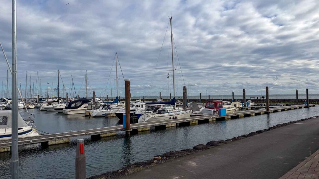 Jachthaven van Yerseke achter restaurant De Viskêête