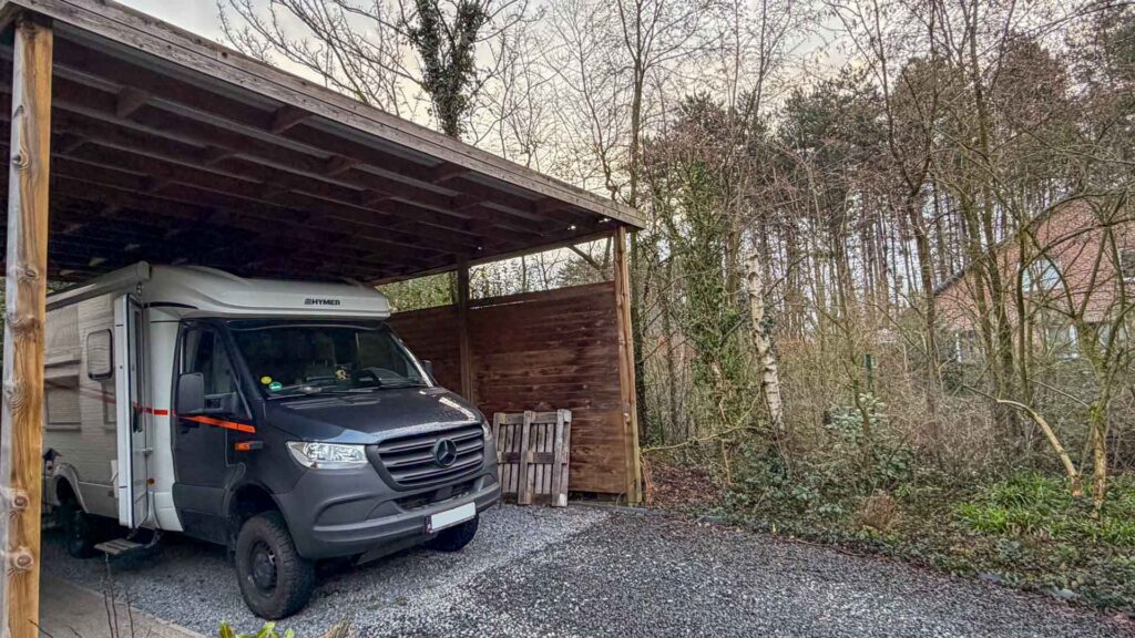 Onze camper onder het afdak in Lommel klaar voor vertrek naar het kennismakingsweekend