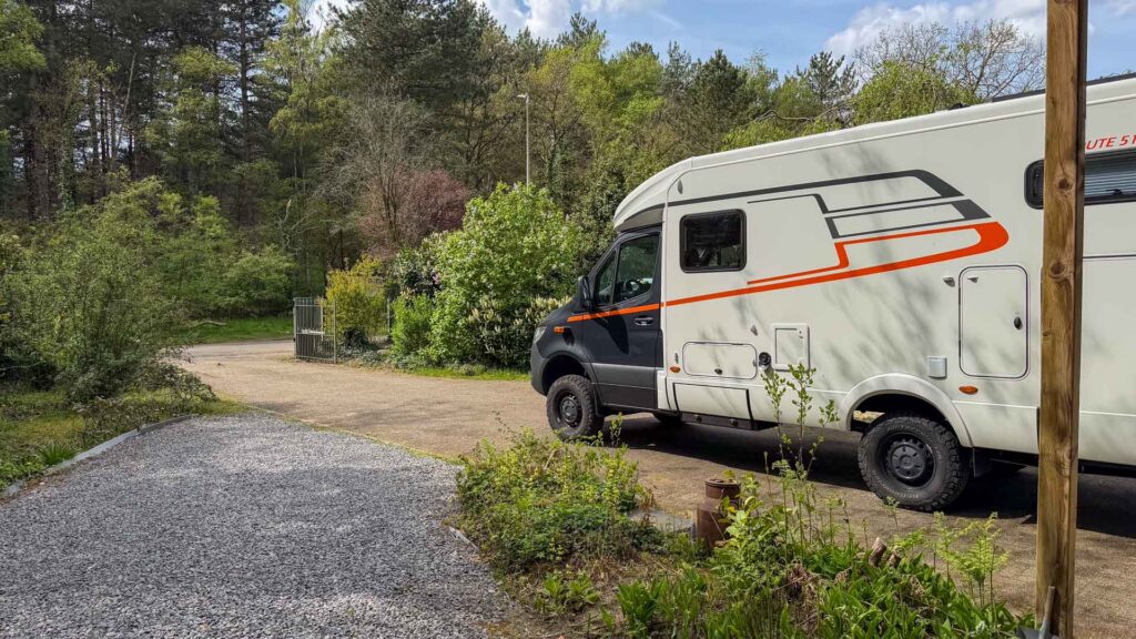 Onze Hymer ML-T klaar voor vertrek op de oprit in Lommel