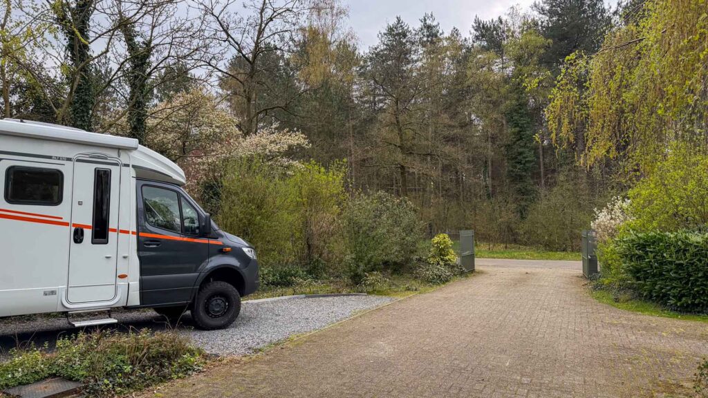 Onze Hymer ML-T rijdt de oprit uit door de poort in Lommel