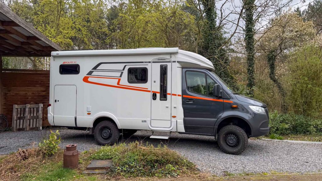 Onze Hymer ML-T op de oprit in Lommel klaar voor vertrek naar Texel
