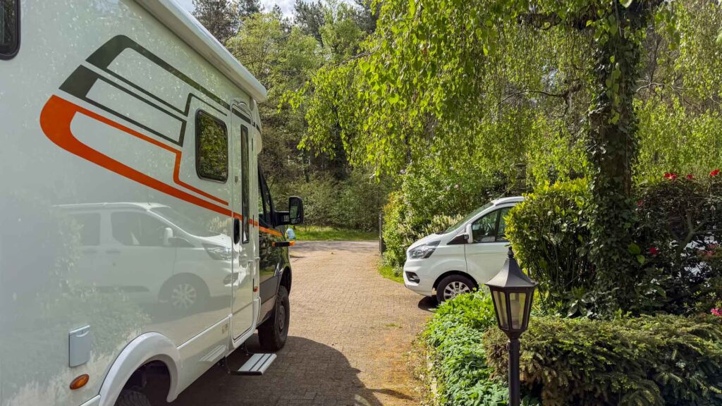 Onze Hymer ML-T en de Westfalia Kelsey klaar voor vertrek op de oprit in Lommel