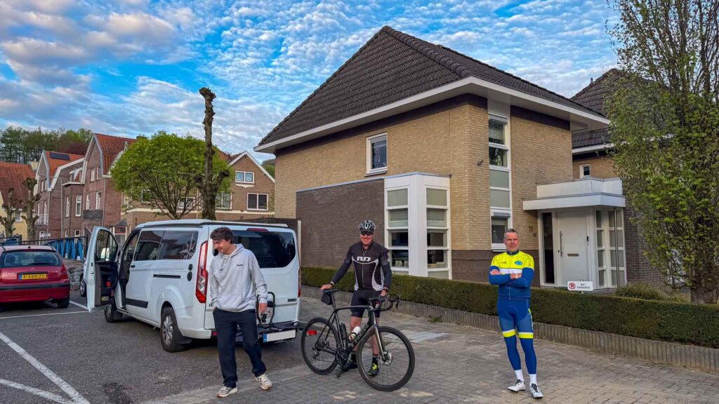 Tom wordt afgezet met de Westfalia Kelsey bij de start in Valkenburg voor de Amstel Gold Race