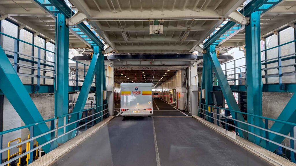 Boarden van de veerboot naar Texel met de camper