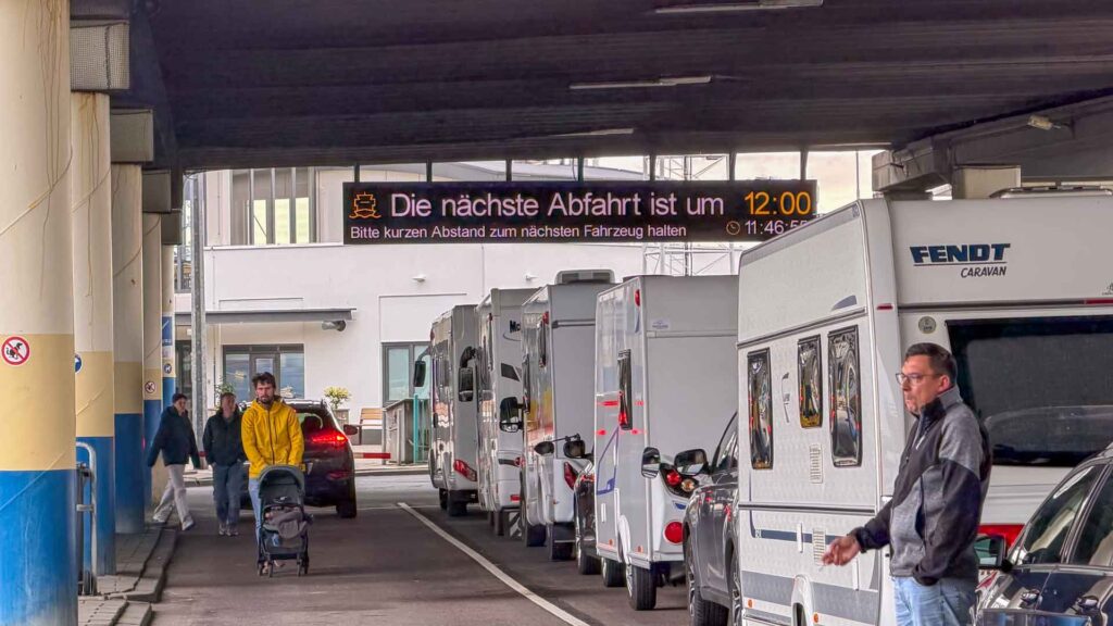 Aanschuiven voor de boot naar Texel in Den Helder om 12 uur