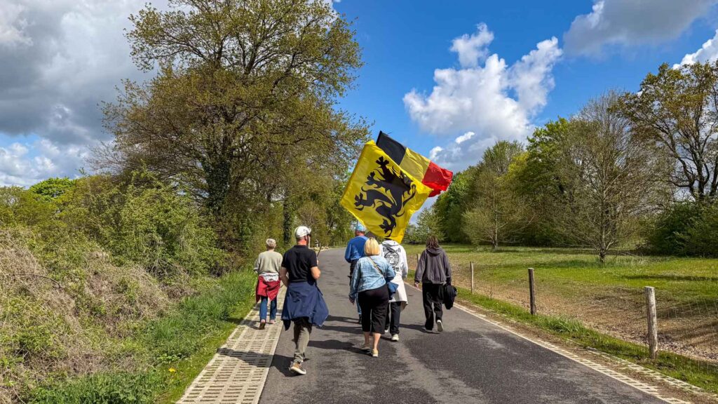 Met de Vlaamse Leeuw en Belgische vlag op weg naar de Gulpenberg voor de Amstel Gold Race