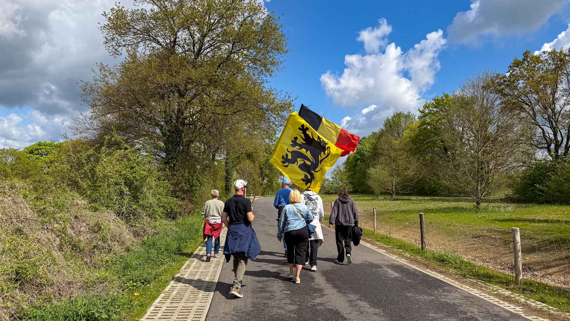 Met de Vlaamse Leeuw en Belgische vlag op weg naar de Gulpenberg voor de Amstel Gold Race
