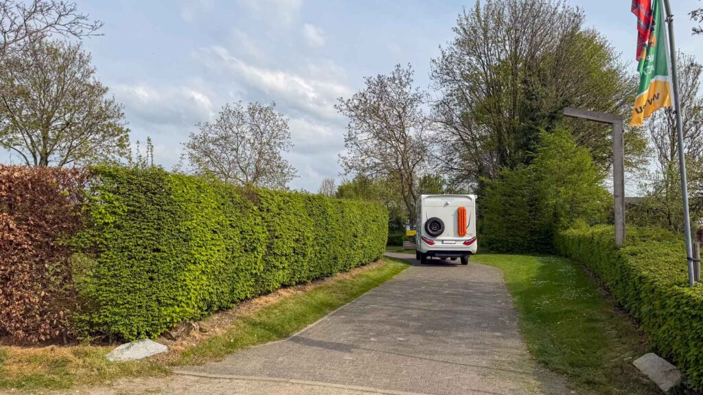 Onze Hymer ML-T rijdt Camping De Berghemmerhof in Gulpen op