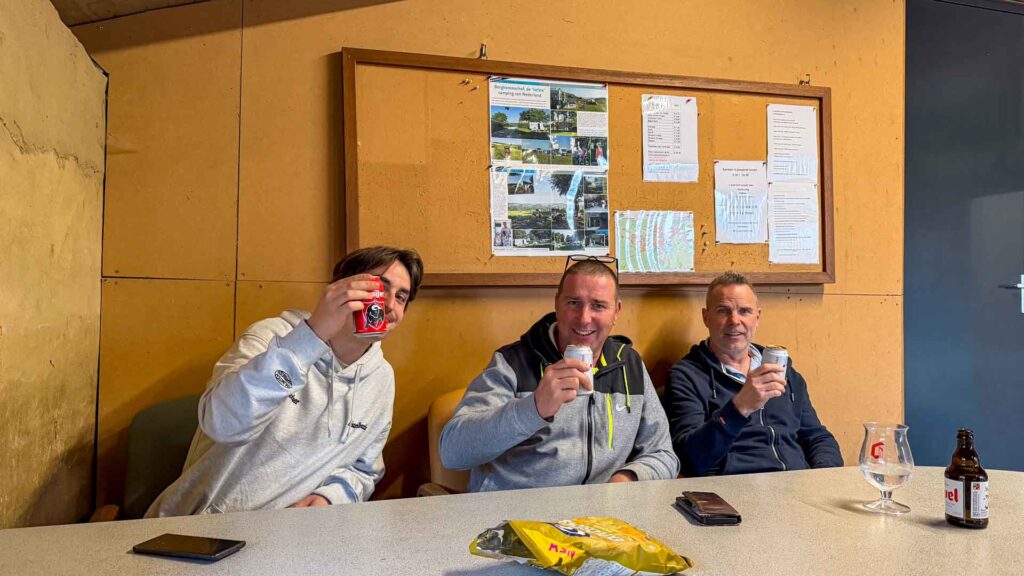 Gezellig samen met een drankje tijdens de BBQ op de camping in Gulpen