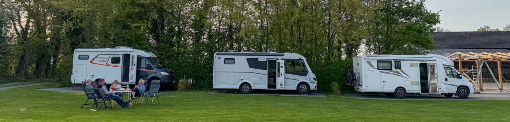 Drie campers naast elkaar op de camping in Gulpen tijdens het Amstel Gold Race weekend