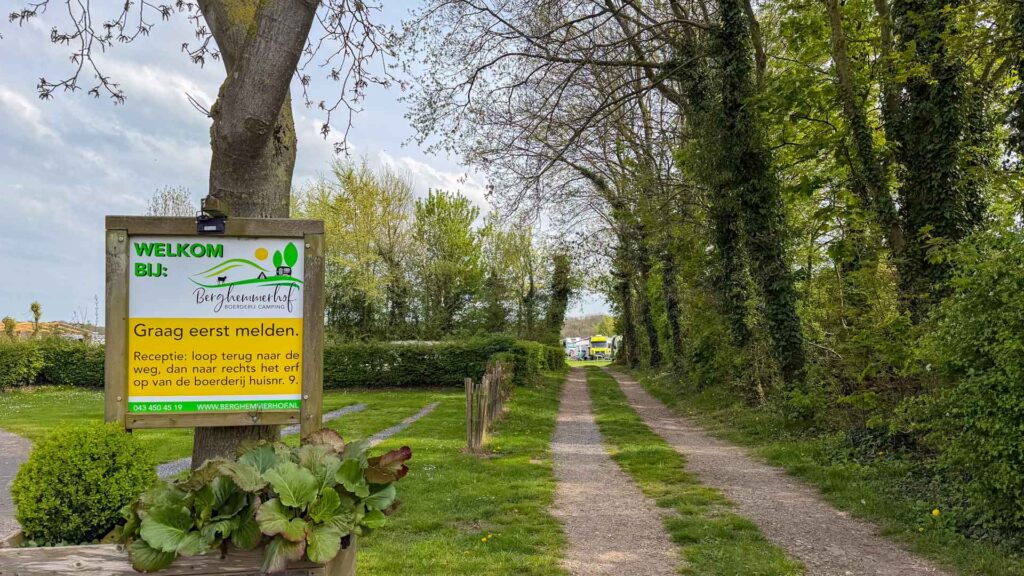 Oprit en welkomsbord van Camping De Berghemmerhof in Gulpen