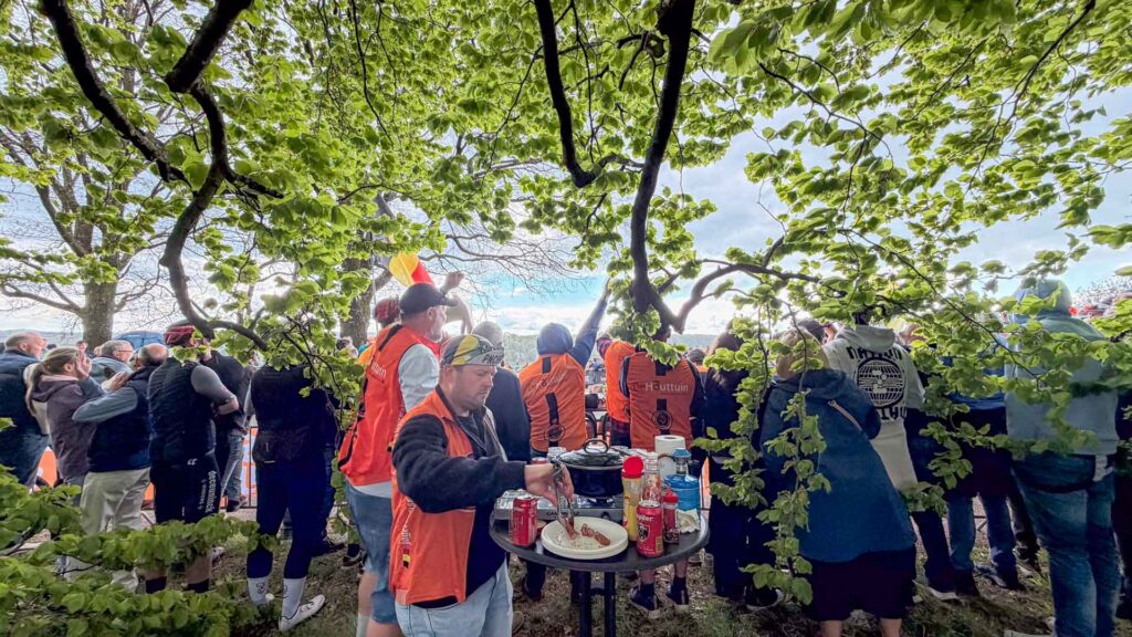 De vliegende vliegvissers maken en verkopen hotdogs achter de schermen op de Gulpenberg