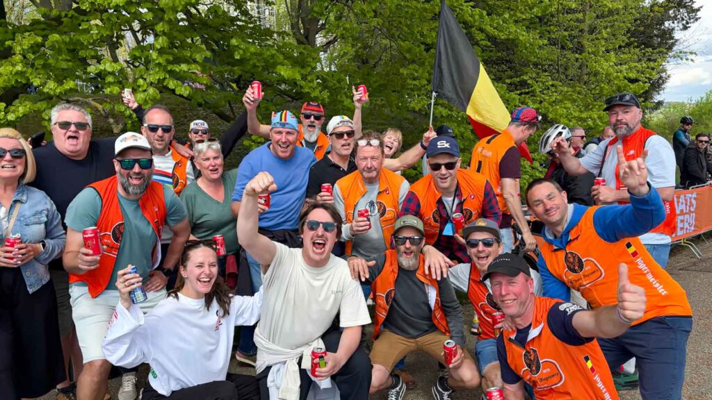 Groepsfoto met de vliegende vliegvissers boven op de Gulpenberg tijdens de Amstel Gold Race