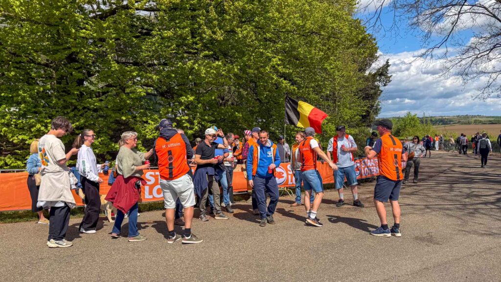 Feestende supporters op de Gulpenberg tijdens het wachten op de Amstel Gold Race
