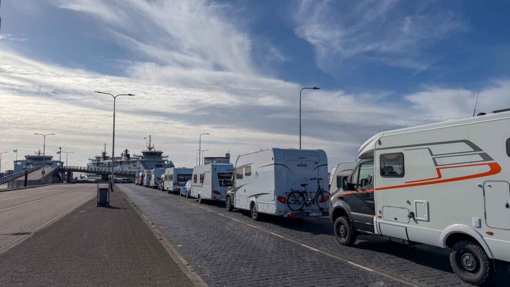 Wachtrij in Den Burg op Texel voor de veerboot naar Den Helder