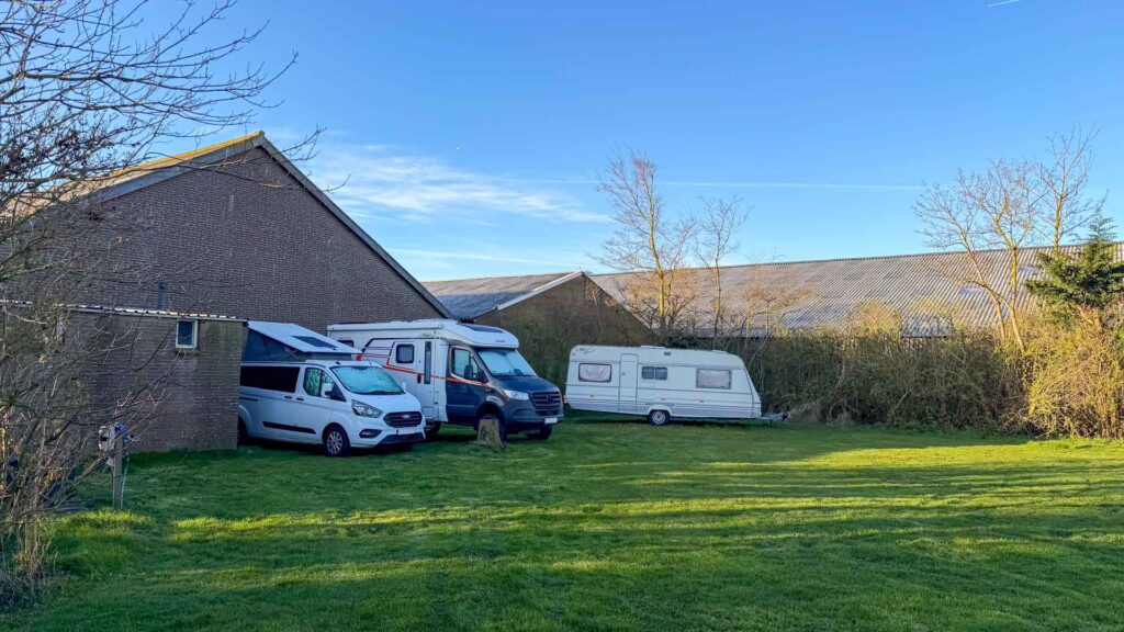 Onze campers beschut bij elkaar op Camping Hoeve Margriet op Texel