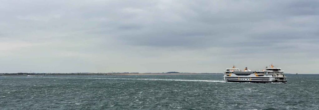Tegenligger van de veerboot tussen Den Helder en Texel tijdens de overtocht