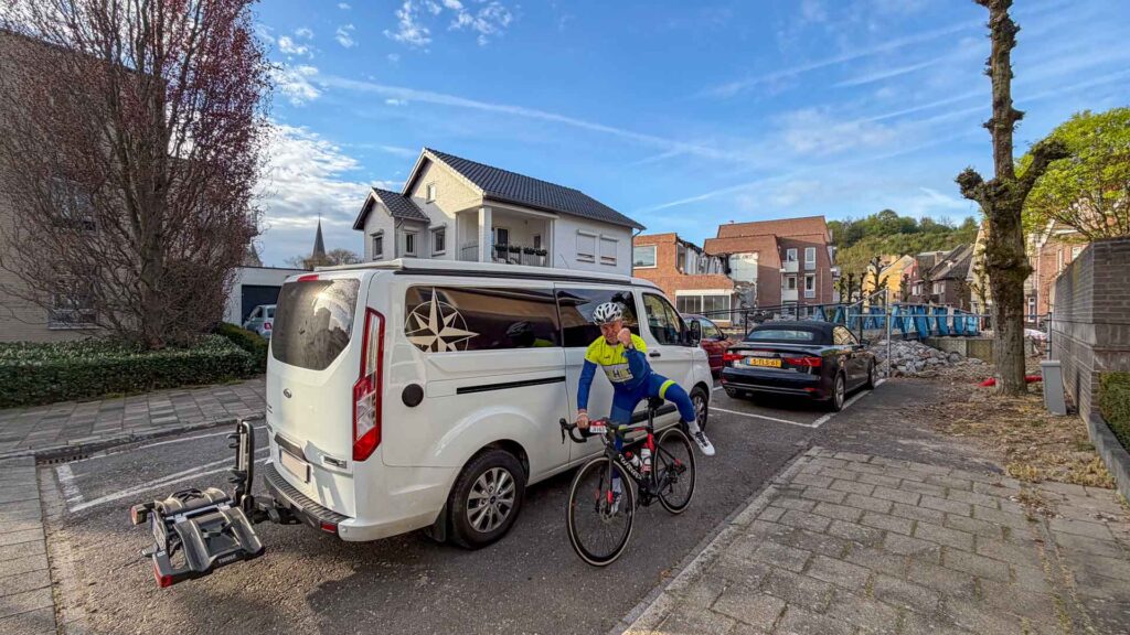 Johan stapt uit bij de startlocatie in Valkenburg met de Kelsey