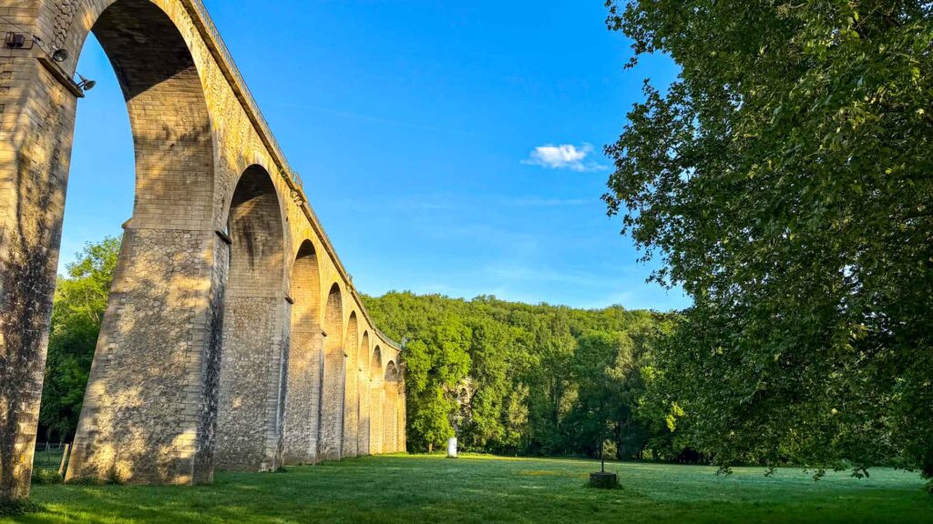 Zicht op het aquaduct bij Saint-Benoît-sur-Loire tijdens het uitlaten van Stella in de ochtend op de Marokko camperreis 2026