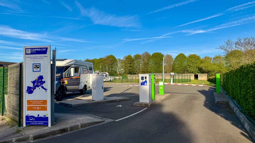 Ingang van Camping-Car Park Formerie in Noord-Frankrijk tijdens de Marokko camperreis 2026 met de Hymer ML-T 570