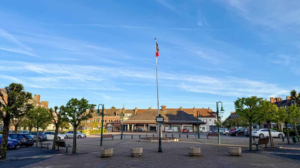 Het dorpsplein in het centrum van Formerie in Noord-Frankrijk tijdens de avondwandeling met Stella op de Marokko camperreis 2026
