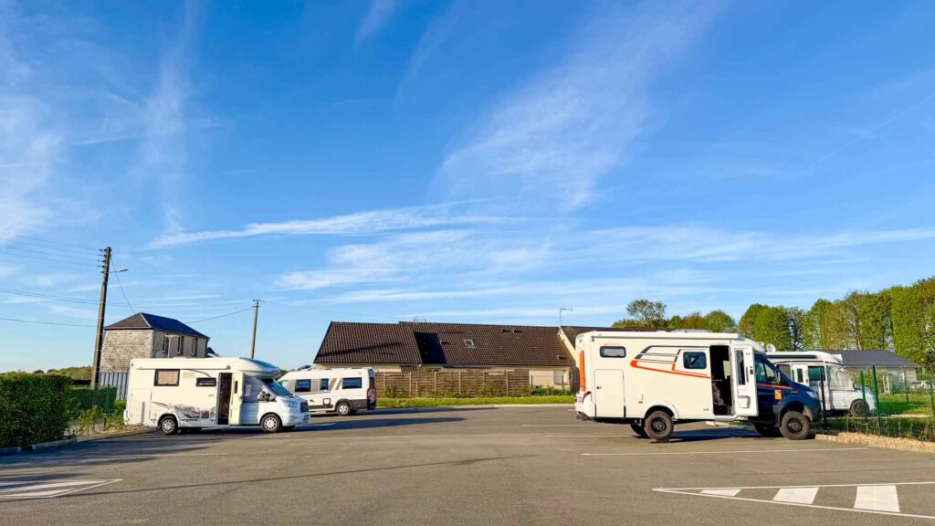 Hymer ML-T 570 4x4 geparkeerd op Camping-Car Park Formerie in Noord-Frankrijk tussen de andere campers tijdens de Marokko camperreis 2026
