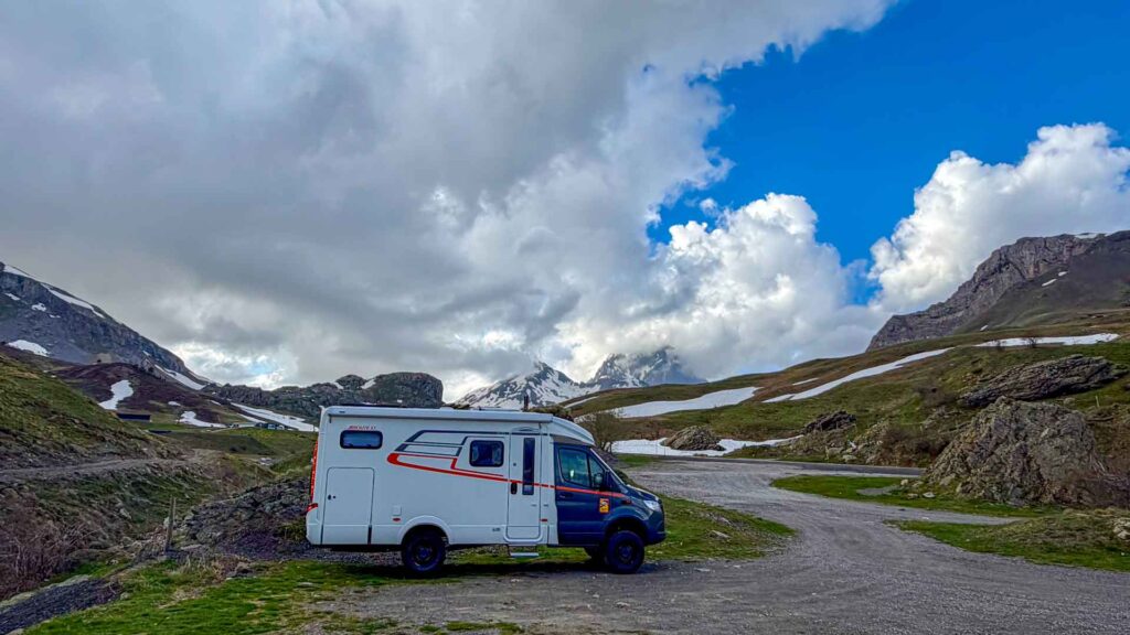 De Hymer ML-T 570 op de overnachtingsplek bij de Col du Pourtalet met sneeuw zichtbaar op de achtergrond tijdens de Marokko camperreis 2026