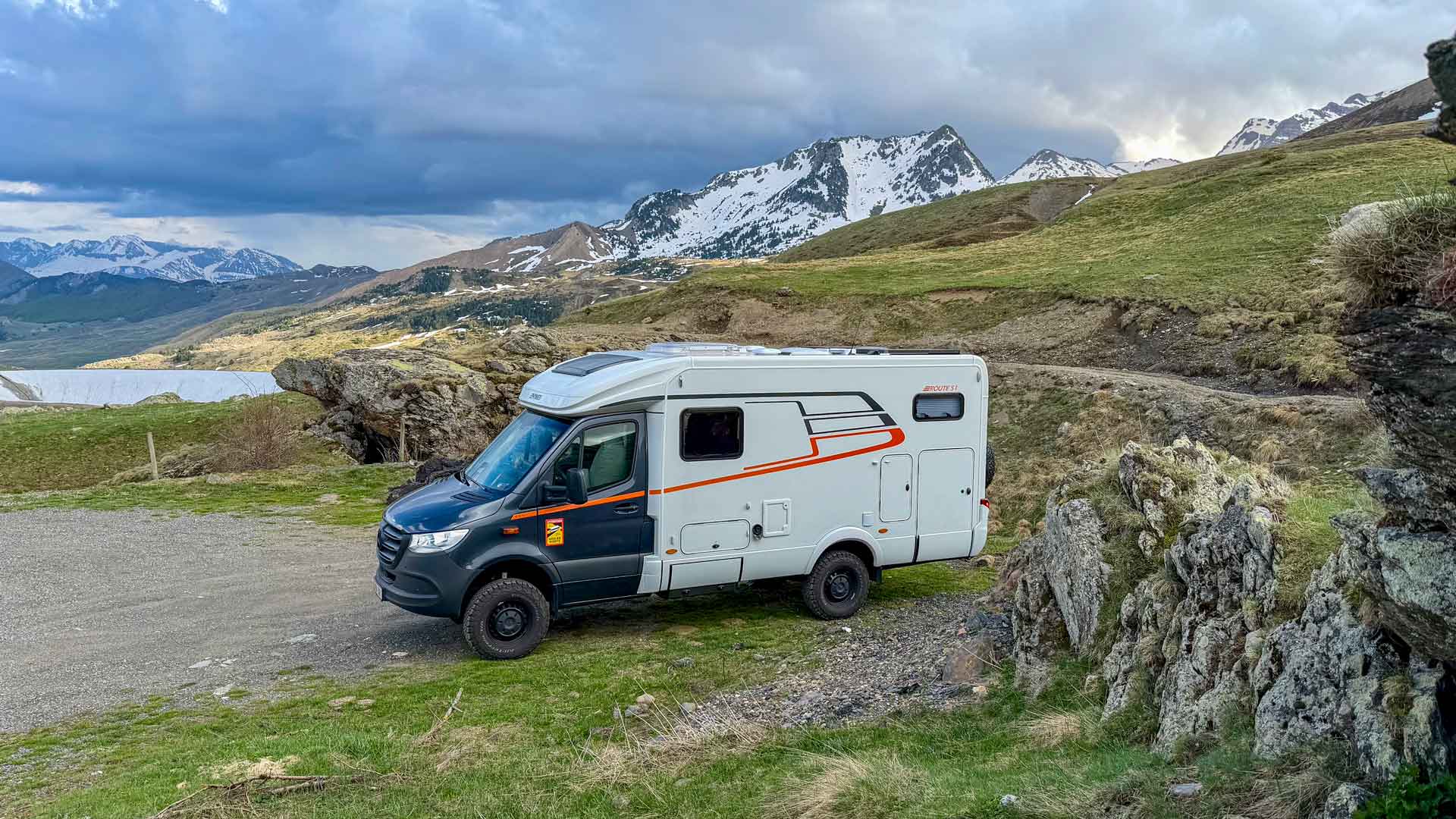 Featured image dag 3 – Marokko camperreis 2026 De Hymer ML-T 570 4x4 op de camperplek in de Pyreneeën bij de Col du Pourtalet tijdens de Marokko camperreis 2026