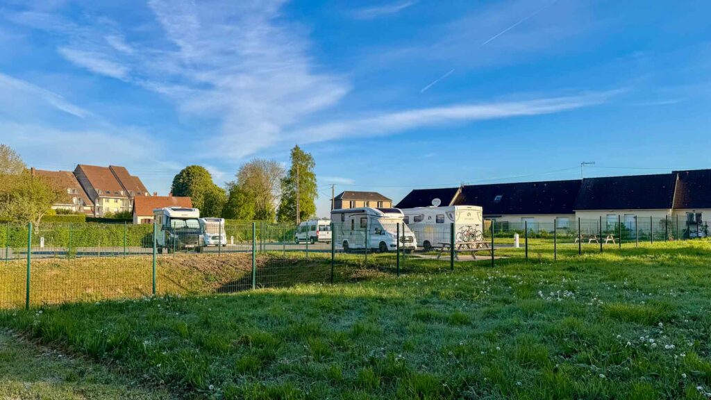 Bevroren gras op Camping-Car Park Formerie met de Hymer ML-T 570 en andere campers na een nacht met vorst tijdens de Marokko camperreis 2026
