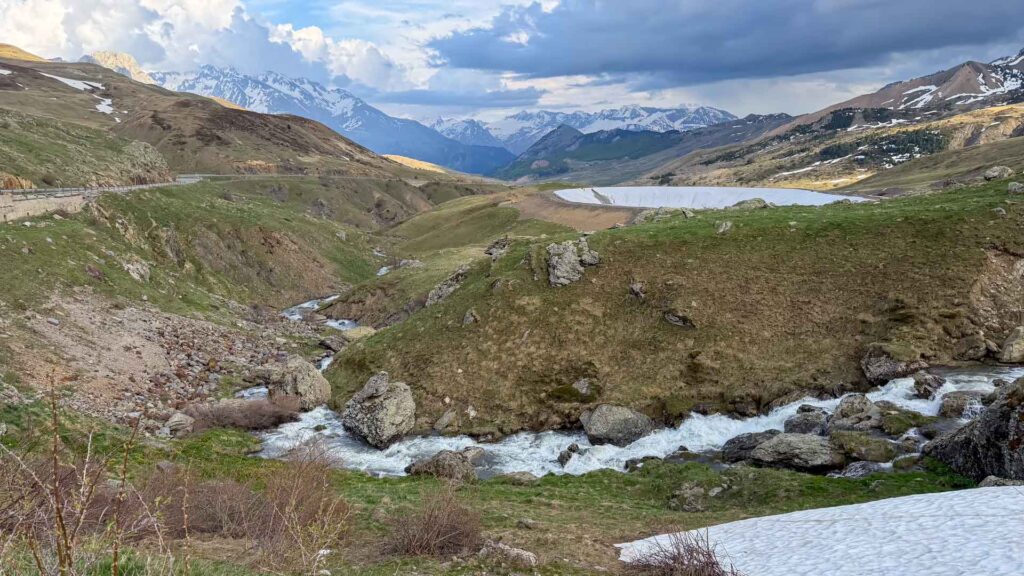 Overnachtingsplek bij Sallent de Gállego boven op de Col du Pourtalet met uitzicht over besneeuwde bergtoppen tijdens de Marokko camperreis 2026