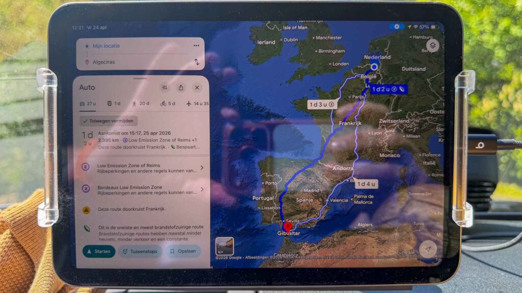 iPad op het dashboard van de Hymer ML-T 570 met Google Maps route van Lommel naar Algeciras voor de Marokko camperreis 2026