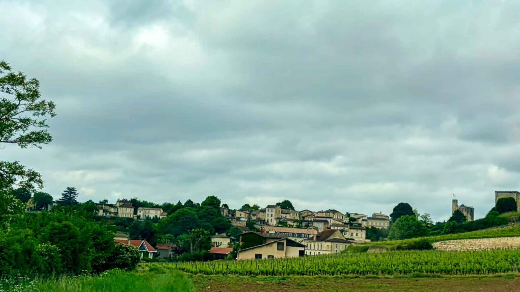 Zicht op het dorp Saint-Émilion tegen de heuvel met druivenvelden op de voorgrond tijdens de Marokko camperreis 2026