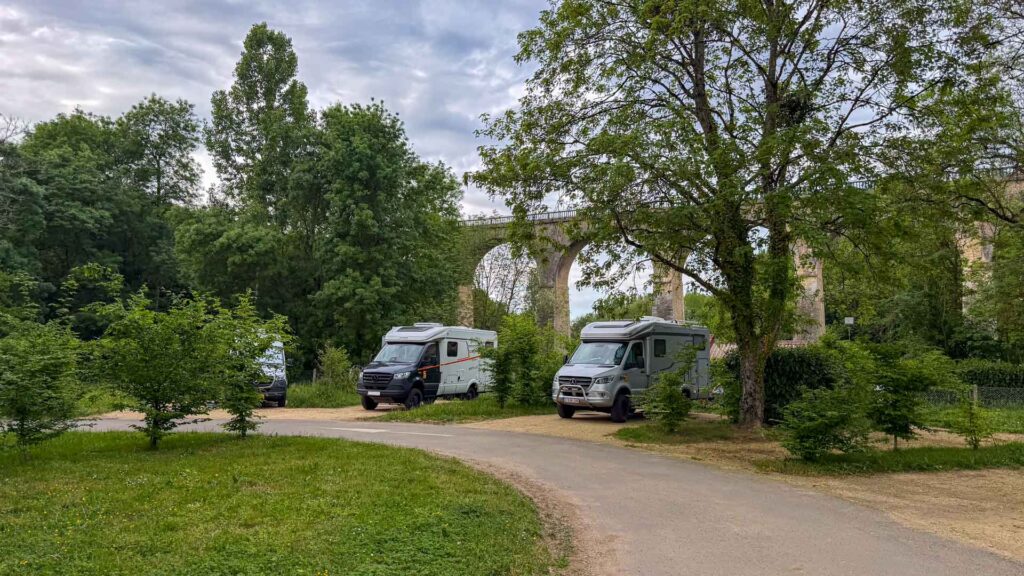 Twee Hymer ML-T 4x4 campers naast elkaar met op de achtergrond de brug bij Saint-Benoît-sur-Loire tijdens de Marokko camperreis 2026