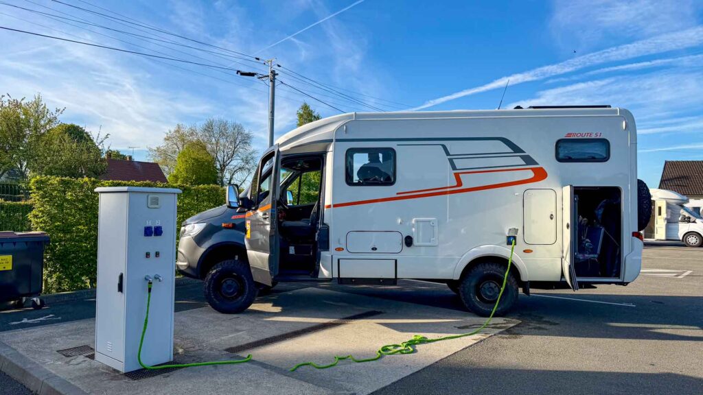 Robert vult de watertank van de Hymer ML-T 570 aan het servicepunt van Camping-Car Park Formerie in Noord-Frankrijk tijdens de Marokko camperreis 2026